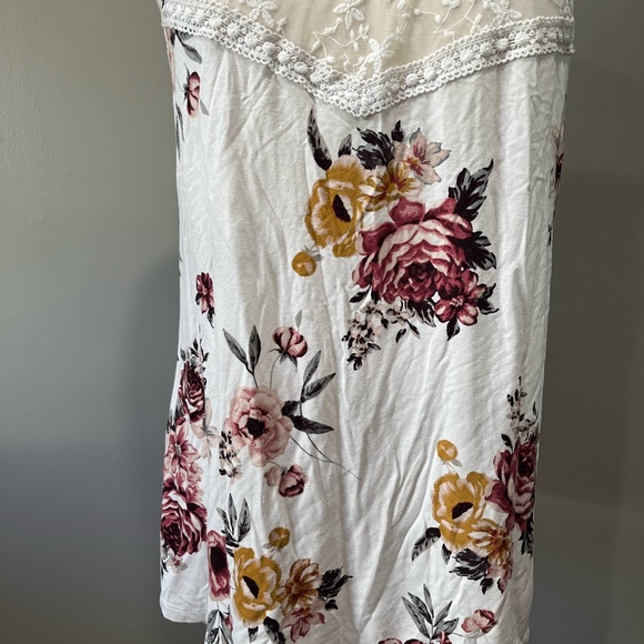 Torrid super soft knit lace floral sleeveless‎ shirt - Picture 3 of 6